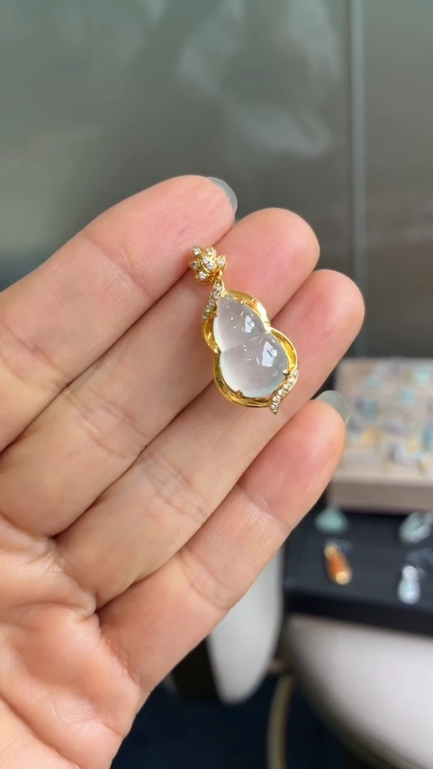 颈饰18K金镶嵌翡翠天然翡翠A货