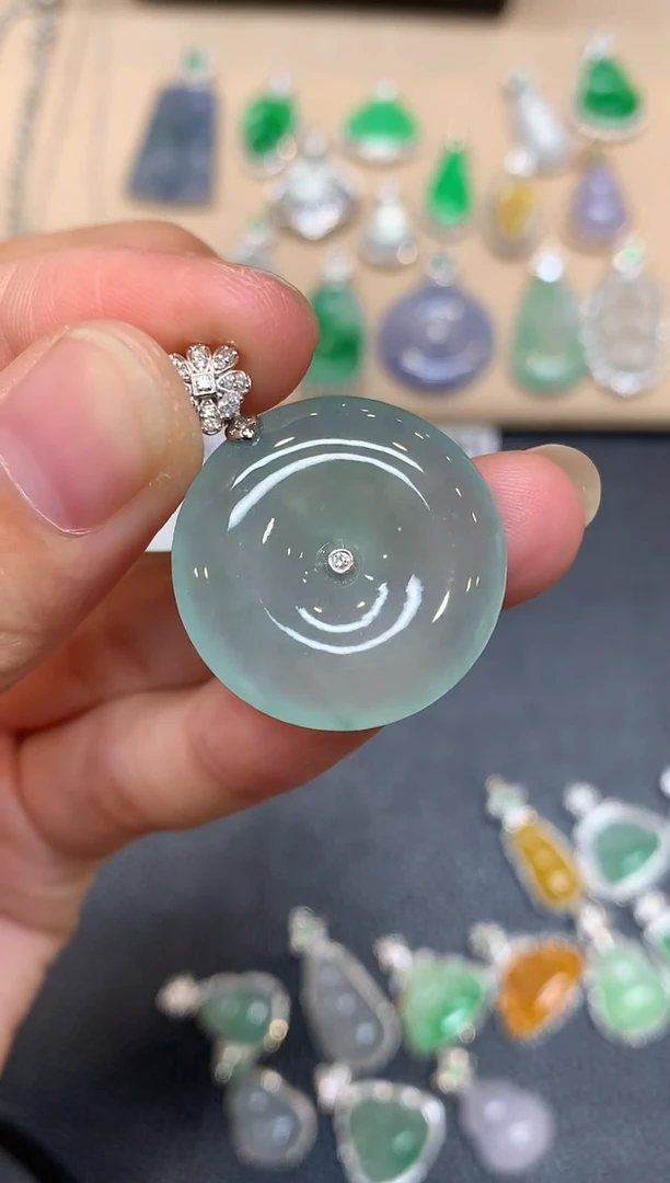 颈饰18K金镶嵌翡翠平安扣【无服务费