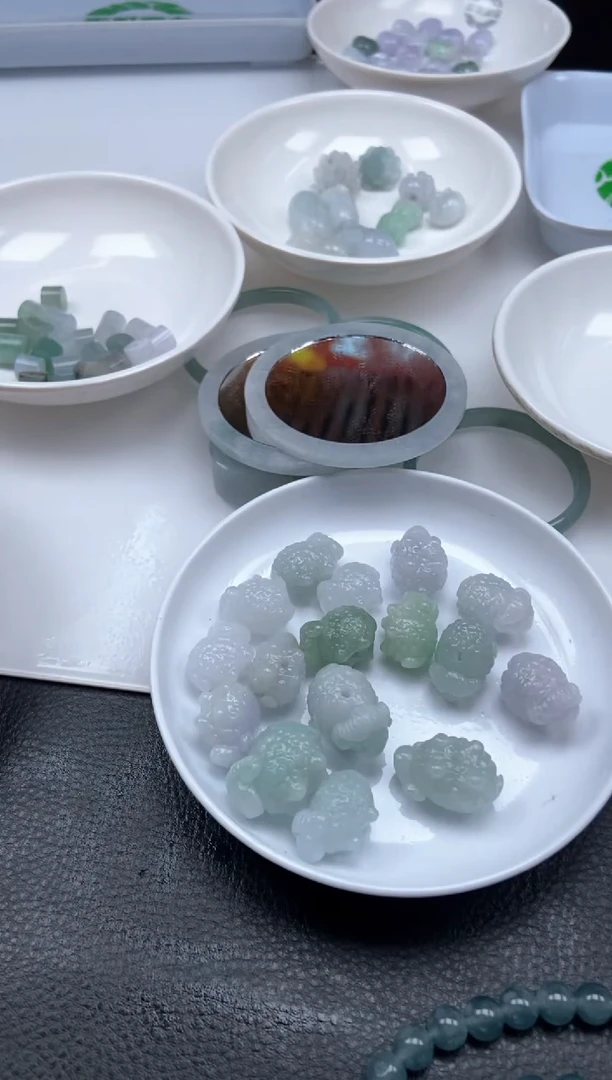 未镶嵌定制翡翠可*鱼挂饰