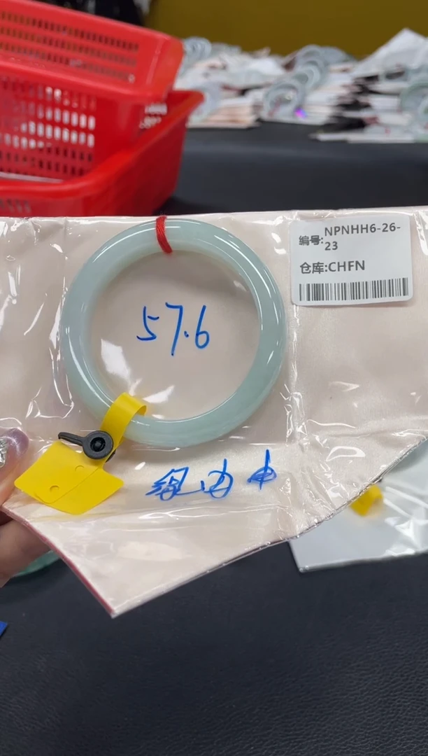 翡翠手镯未镶嵌翡翠手镯