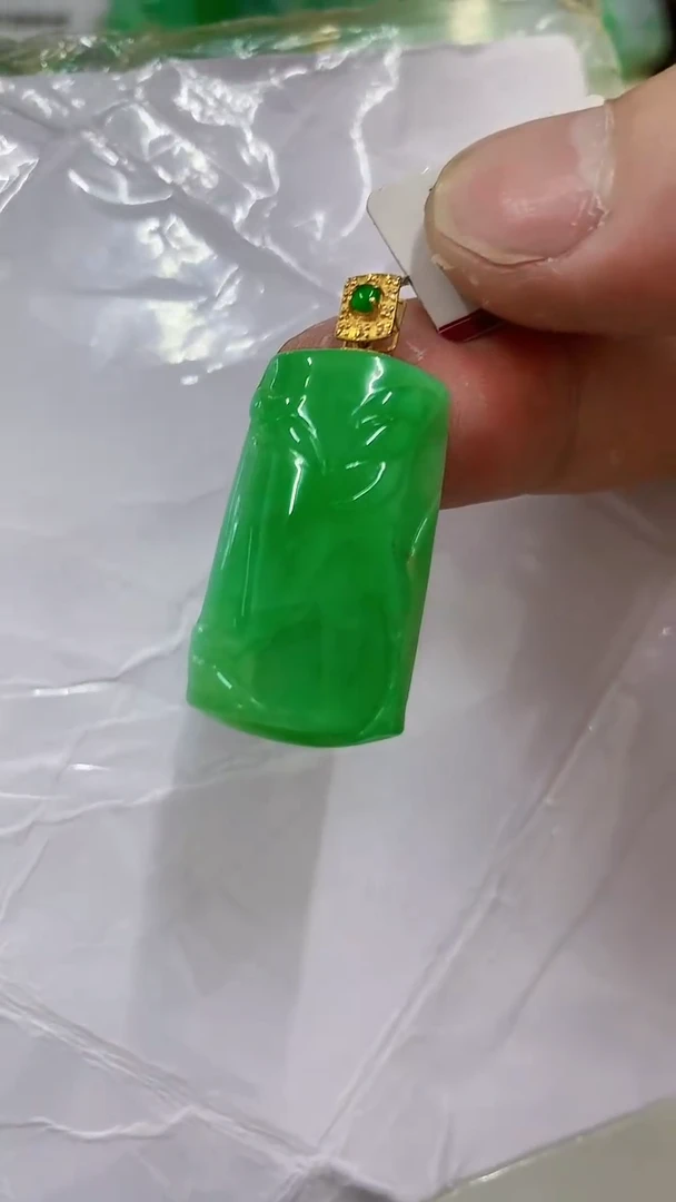 翡翠18K金镶嵌颈饰挂件