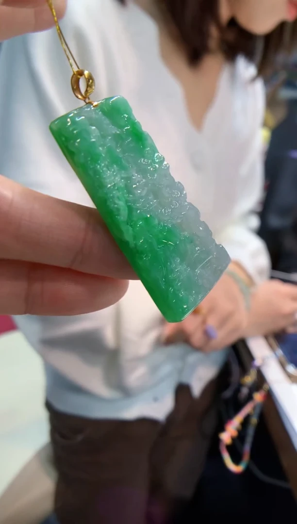 颈饰18K金镶嵌翡翠山水牌