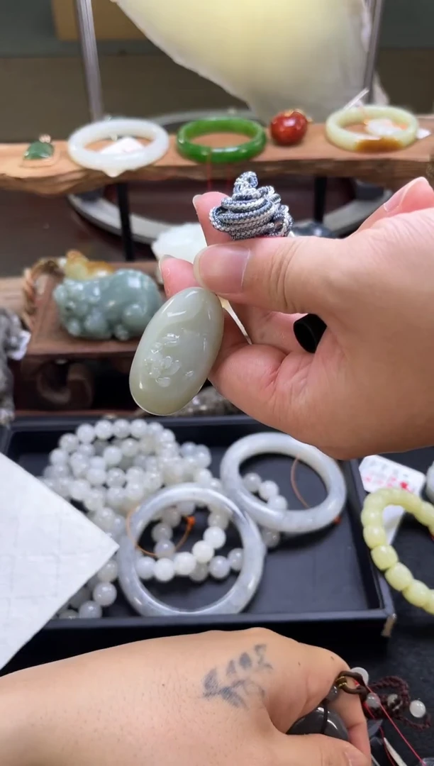 和田玉未镶嵌吊坠(不含链)且末青白 如鱼得水