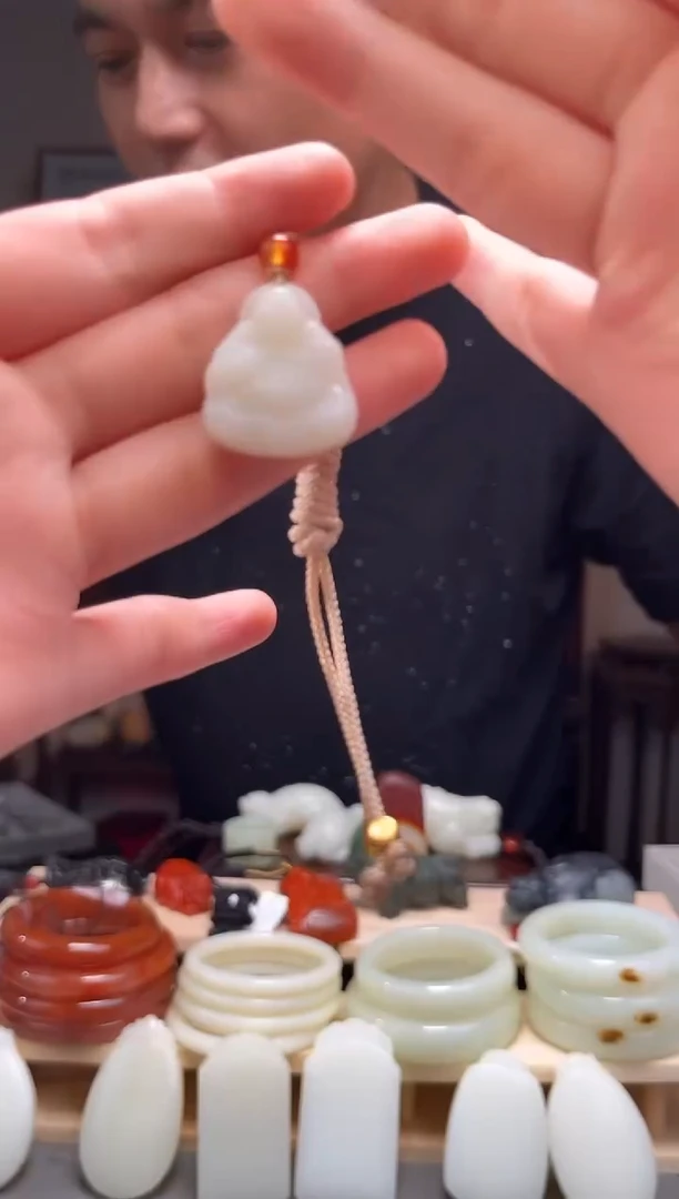 颈饰未镶嵌和田玉吊坠