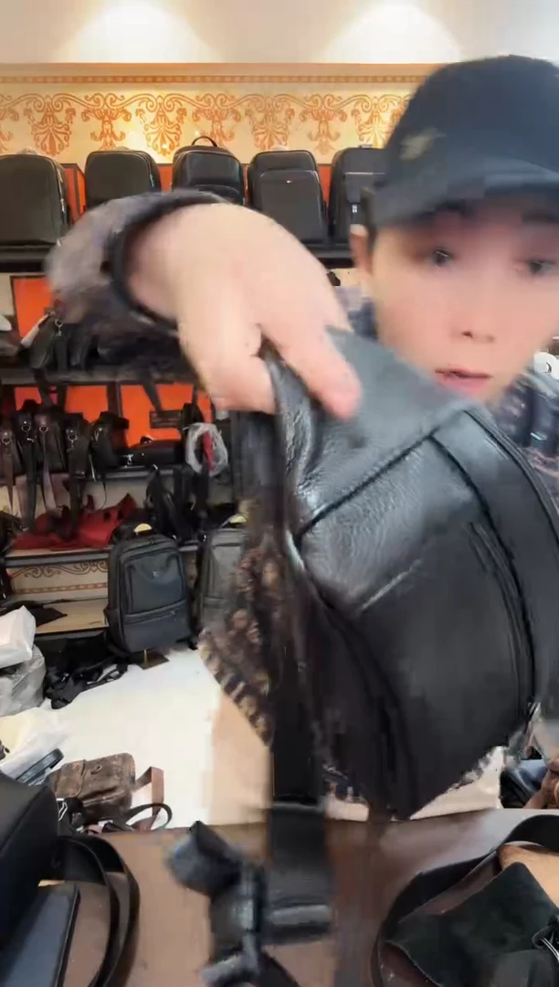 头层牛皮福利腰包胸包黑色