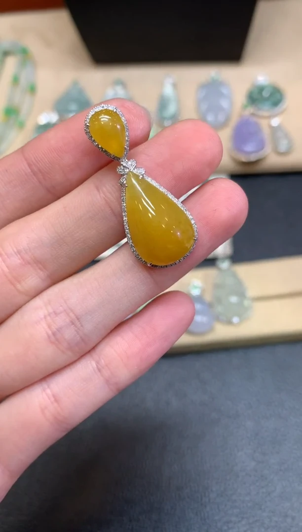 【闪购商品】翡翠颈饰18K金镶嵌水滴【无服务费】