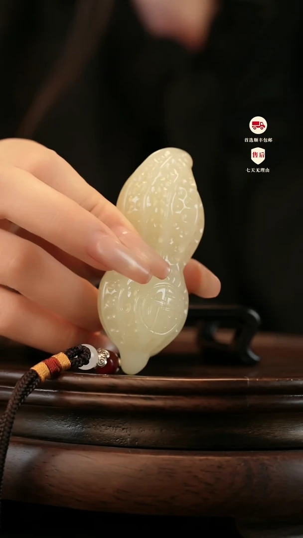 云南石竹叶青雕刻：握福花生手把件