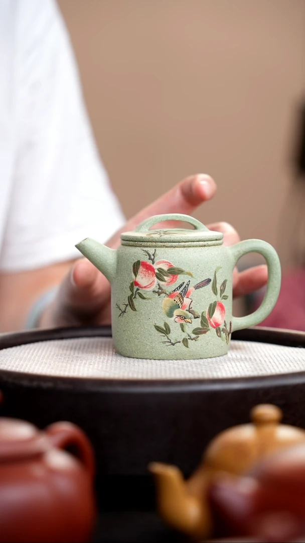 茶壶紫砂豆青砂高汉瓦泥绘寿桃