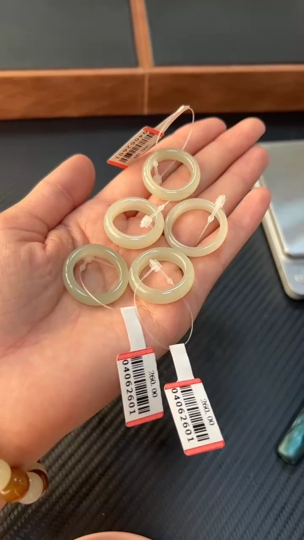 和田玉戒圈未镶嵌且末微色差近矿18 k多样性发货拍一发一