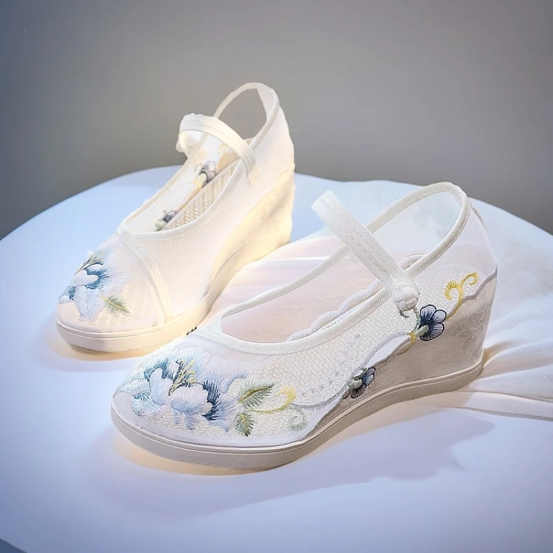 增高透气圆头民族风绣花老北京布鞋女款低帮休闲粘胶鞋牛筋底厚底