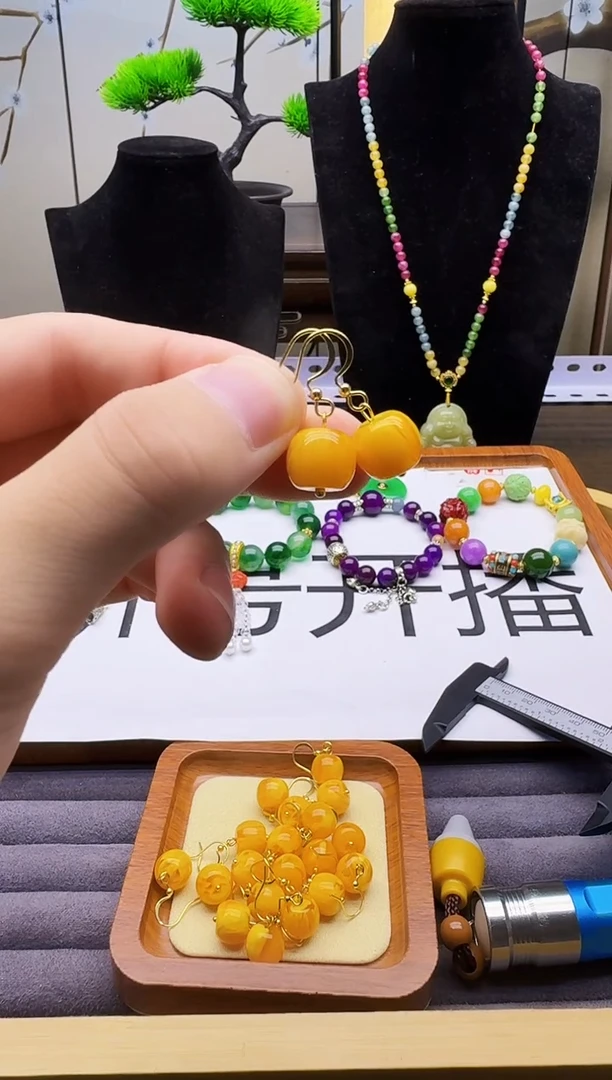 14K金镶嵌蜜蜡耳饰E01