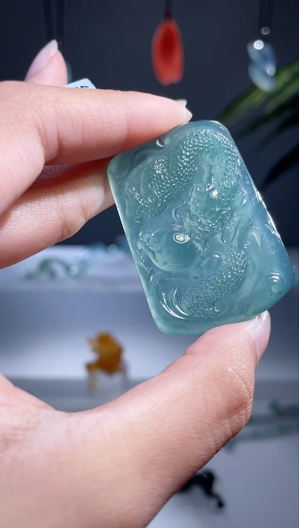 翡翠未镶嵌颈饰龙牌