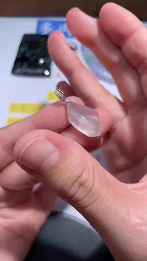 颈饰18K金镶嵌翡翠22