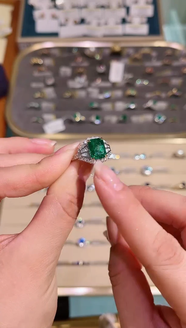 【闪购商品】祖母绿戒指18K金镶嵌3.2ct祖母绿沃顿戒指