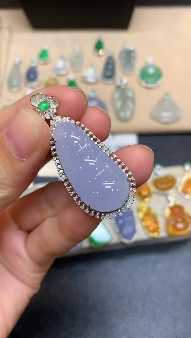 颈饰18K金镶嵌翡翠福豆【无服务费【48小时鉴赏期】