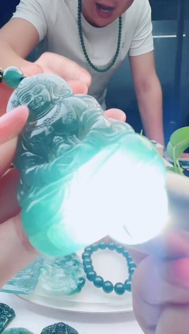 翡翠未镶嵌颈饰多样性发货其中一件