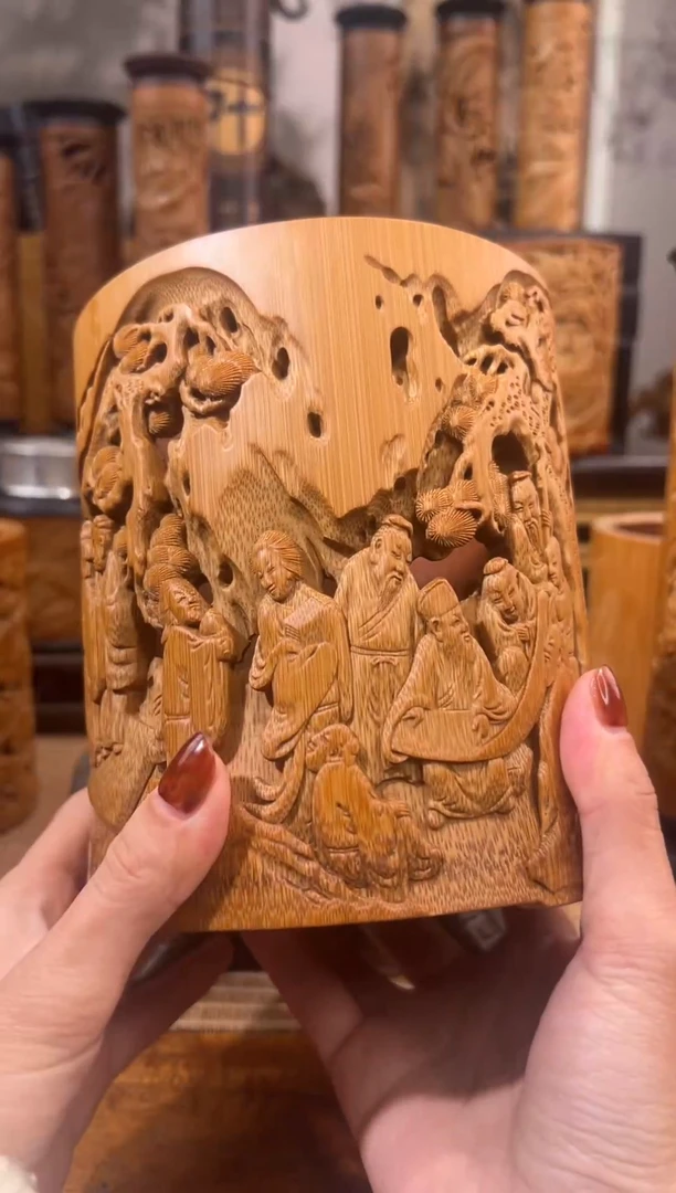 狗**累镂空西园雅集笔筒