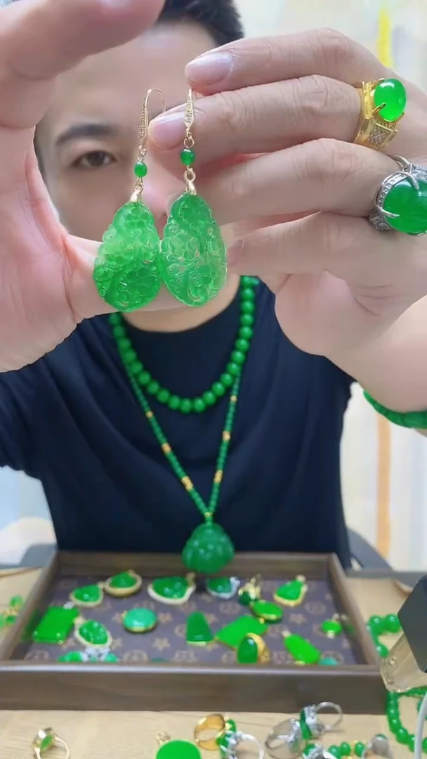 14K金镶嵌翡翠耳饰翡翠耳钩
