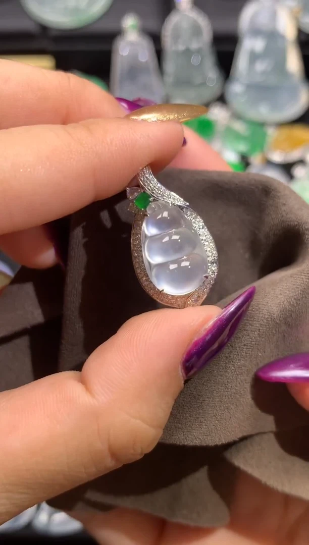 颈饰18K金镶嵌翡翠翡翠豆子