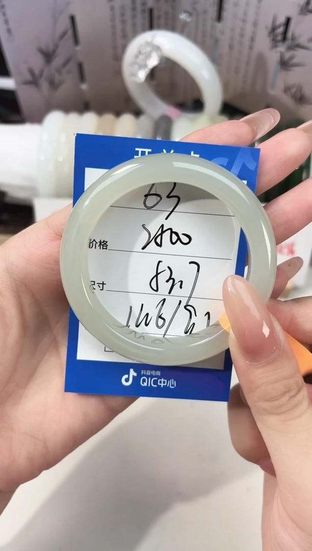 未镶嵌手镯和田玉浅晴水63