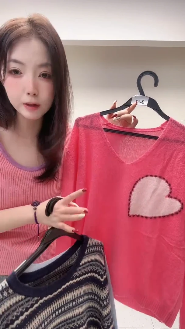 玫粉色V领混纺羊绒衫