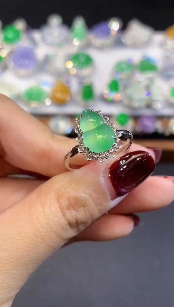 18K金镶嵌戒指翡翠多样性发其一