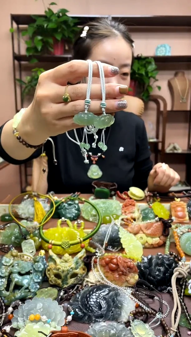 未镶嵌岫玉颈饰多样性发货发其中之一