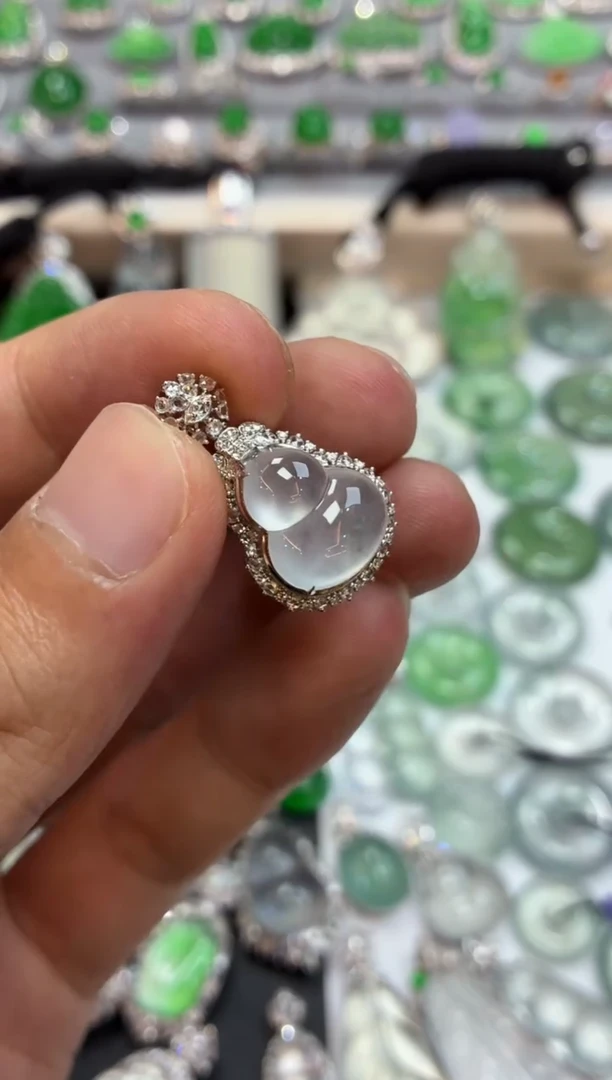 吊坠(不含链)18K金镶嵌翡翠葫芦