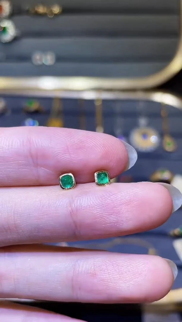 18K金镶嵌耳饰祖母绿0.3ct