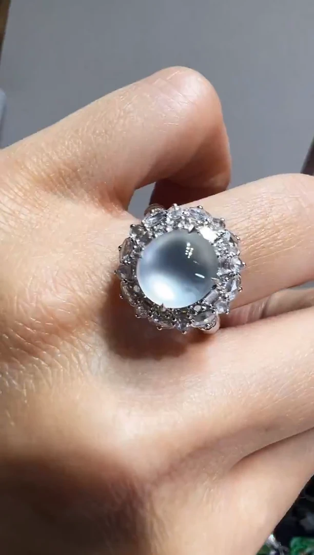 18K金镶嵌戒指翡翠蛋面