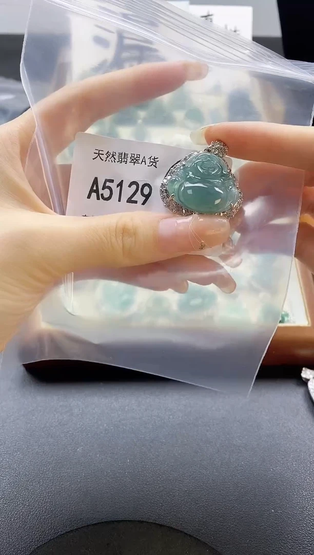 翡翠未镶嵌吊坠(赠链)天然翡翠A货