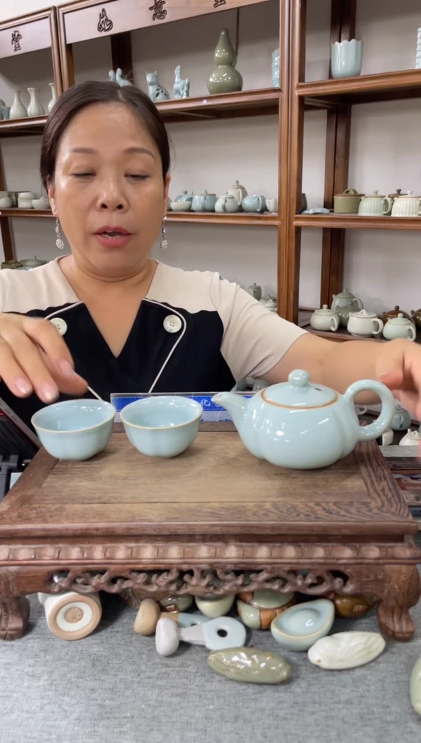 瓷片天青釉水南瓜壶加梅花杯一对