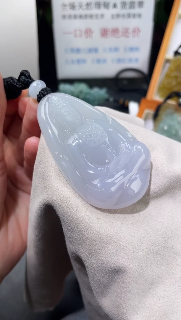 翡翠未镶嵌颈饰观音