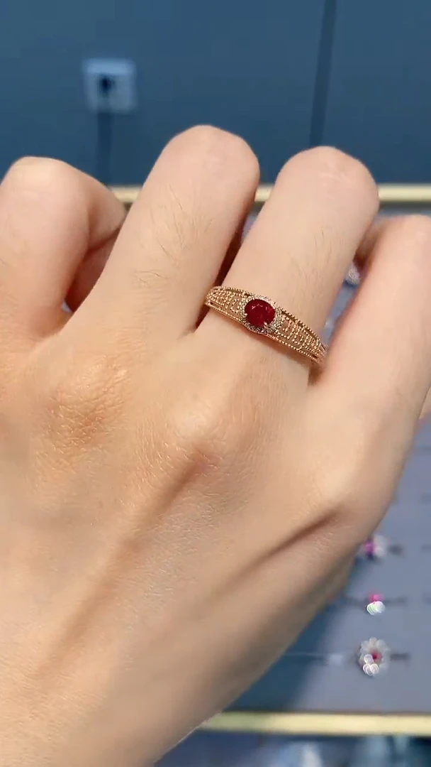 红宝石戒指18K金镶嵌戒指