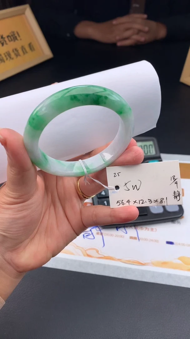 未镶嵌手镯翡翠自带#送人#，联系客服核对地址~