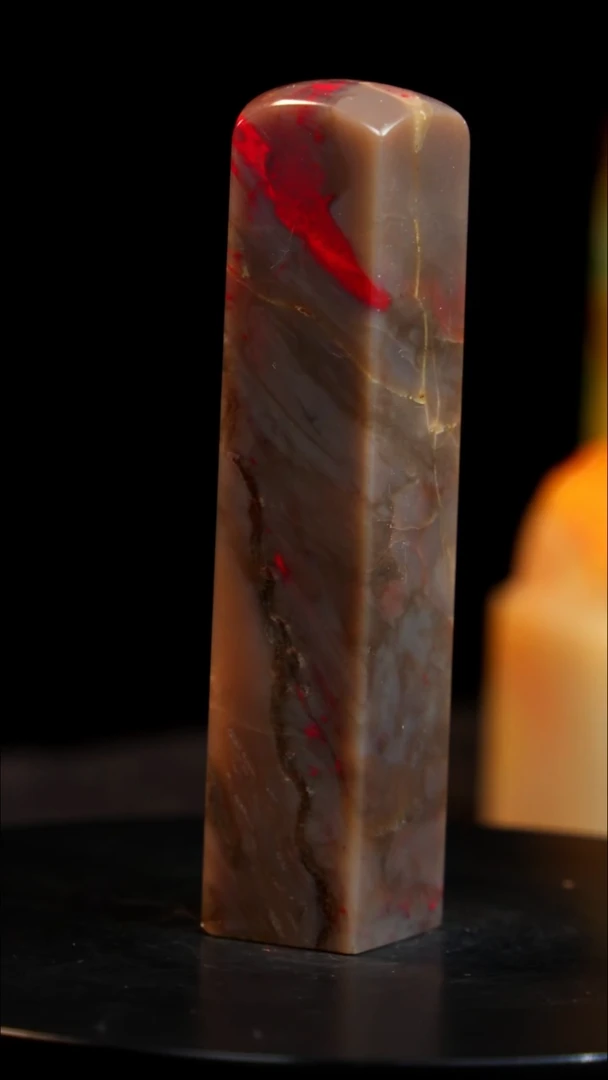 昌化石牛角冻鸡血石