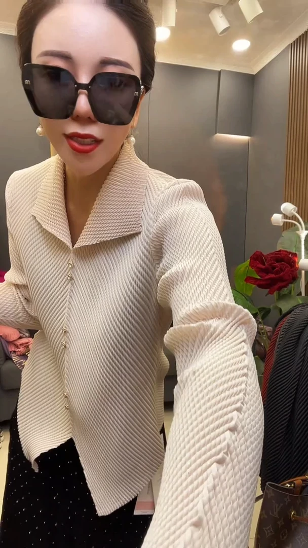 聚酯纤维（涤纶）米白色 翻领衫