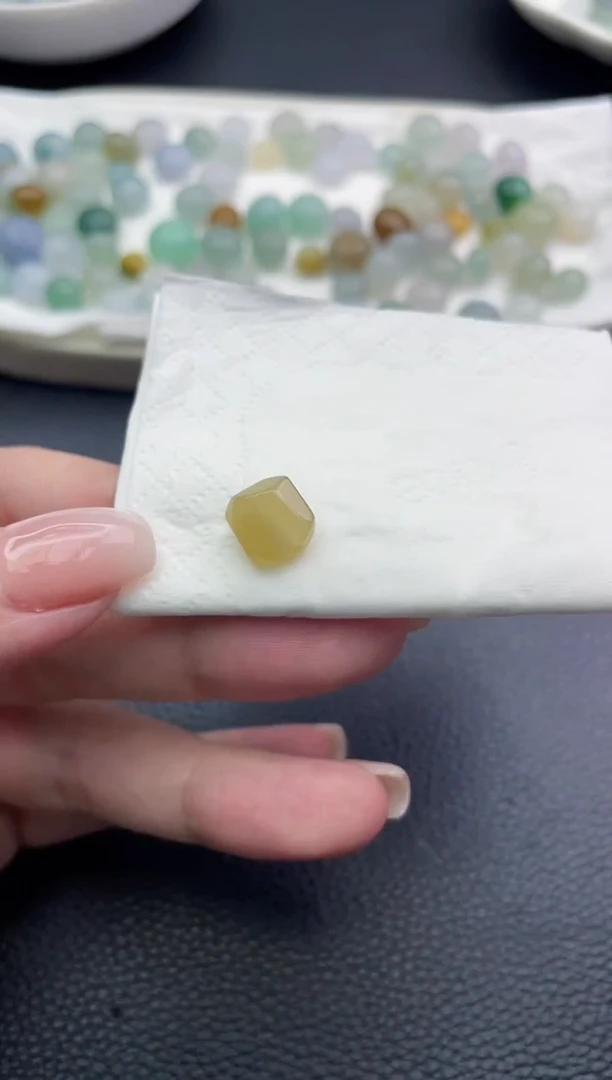 定制翡翠未镶嵌周****?珠子