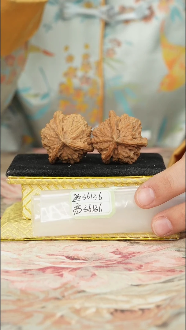 【闪购商品】文玩核桃把件盘山三棱