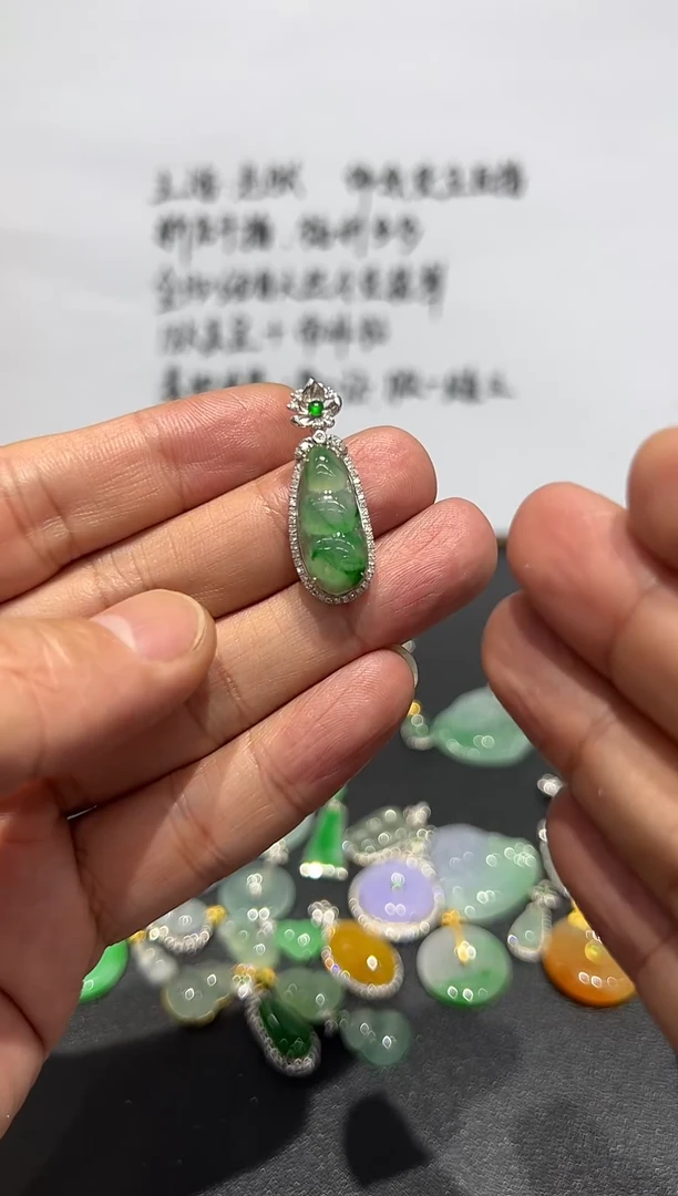 吊坠(不含链)18K金镶嵌翡翠缅甸a货翡翠福豆18k金钻镶嵌