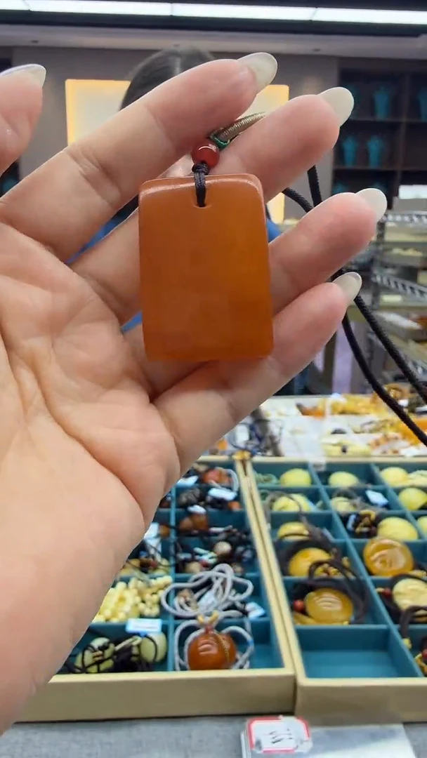 琥珀颈饰未镶嵌29秒拍号 假一罚三