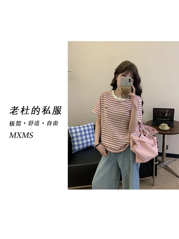 （麦欢尼）251227-“慵懒惬意氛围感”清新条纹刺绣饿鱼圆领短袖