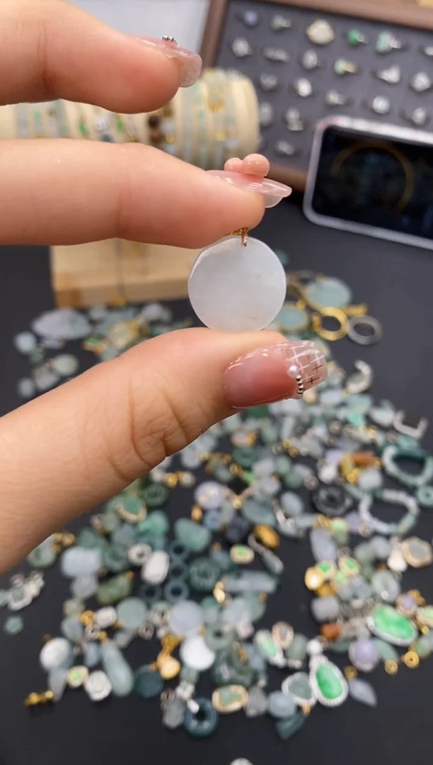 翡翠未镶嵌颈饰哥哥