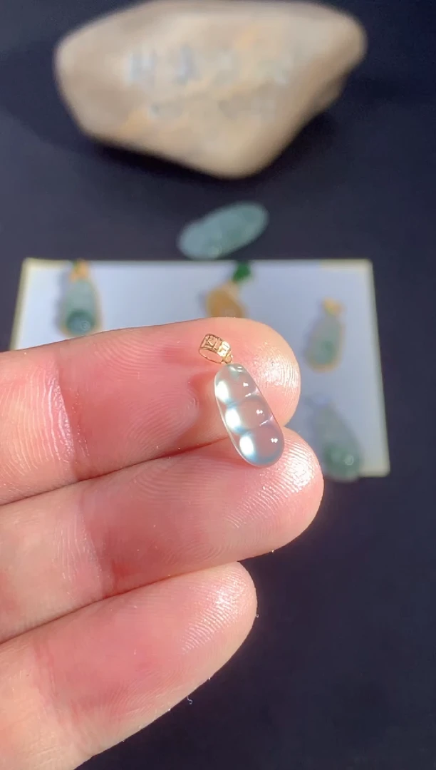 颈饰18K金镶嵌翡翠