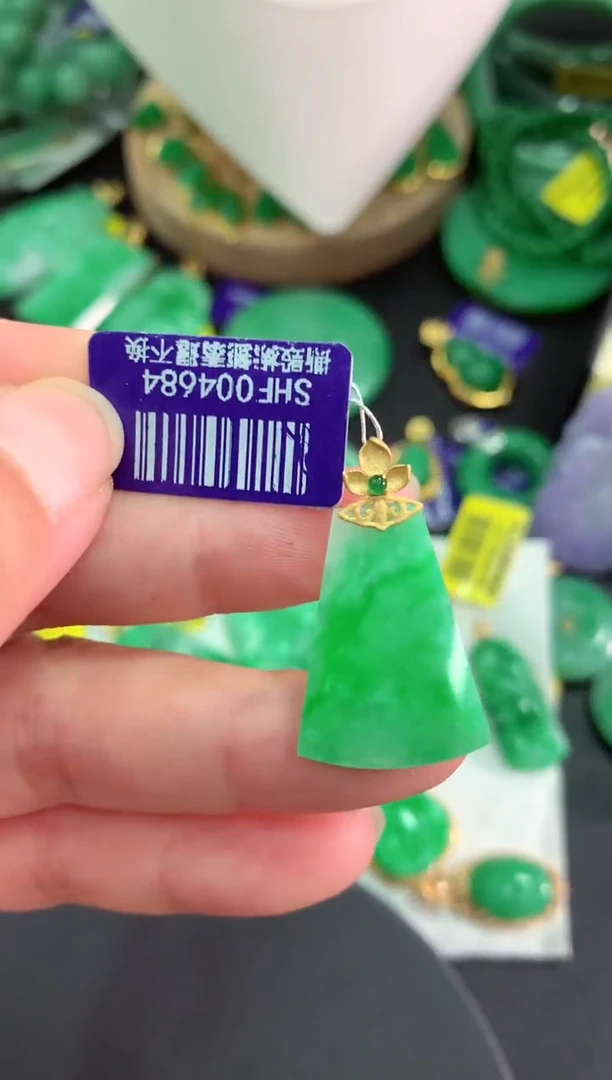 颈饰18K金镶嵌翡翠挂件