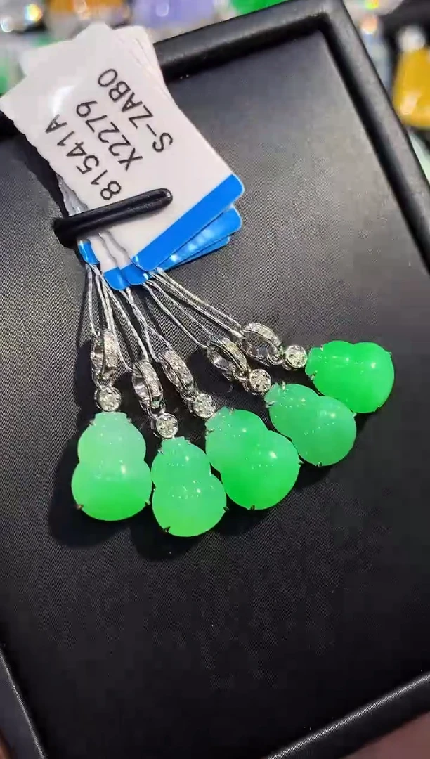 吊坠(不含链)18K金镶嵌翡翠X2279多样性发其一