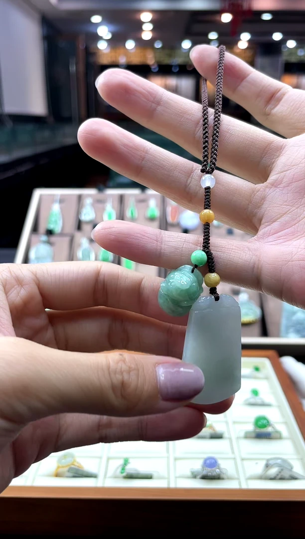 【闪购商品】翡翠未镶嵌挂件小猪无事牌