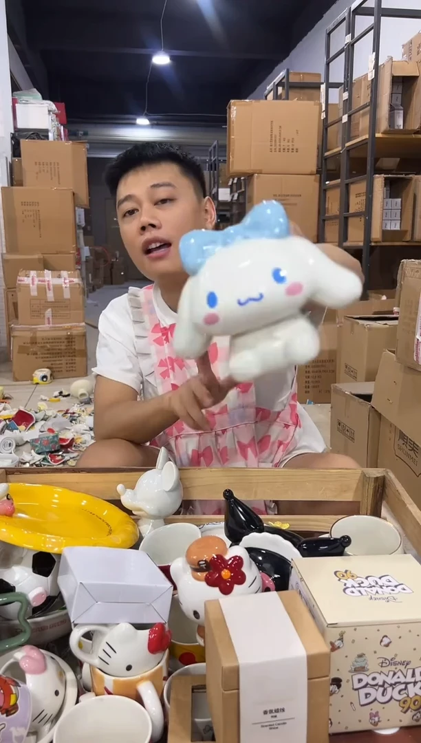 瓷片玉桂狗笔筒