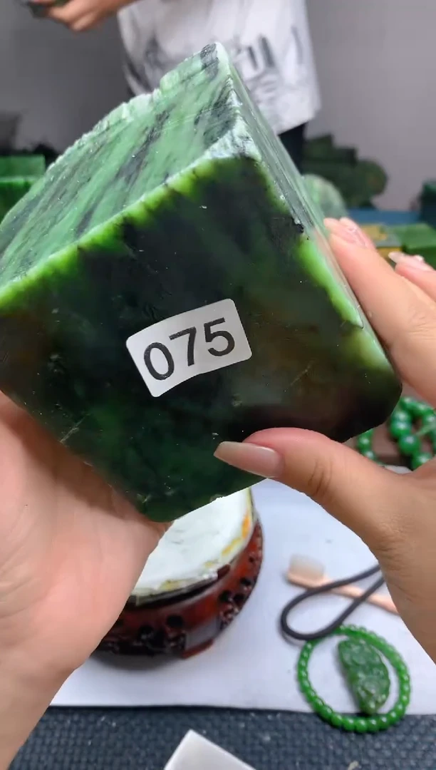 和田玉（碧玉）未镶嵌珠宝半成品75