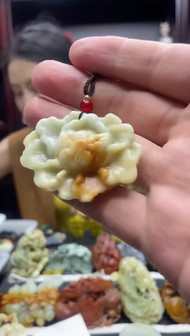 岫玉未镶嵌吊坠·